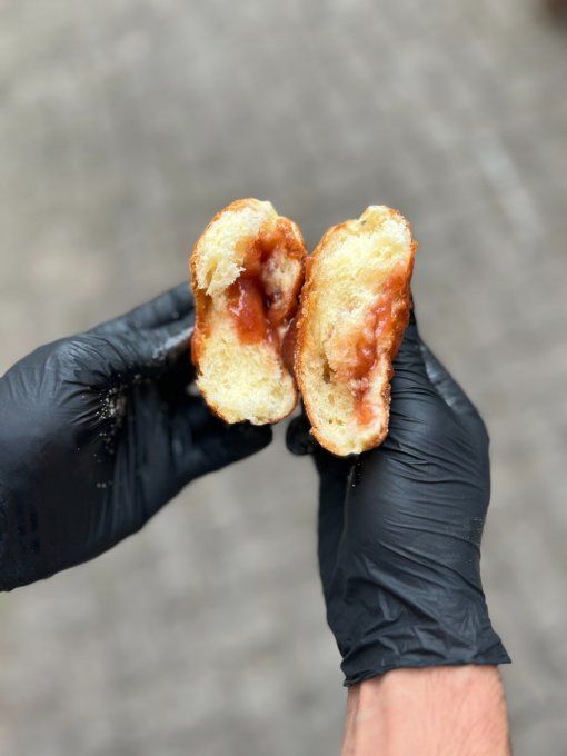 LE BEIGNET À LA CONFITURE DE FRAISES*